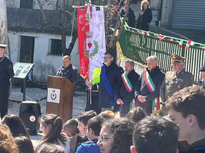 Vallerotonda, cerimonia di Alzabandiera in onore del Reggimento San Marco 1 PHOTO 2025 04 09 14 45 21 2