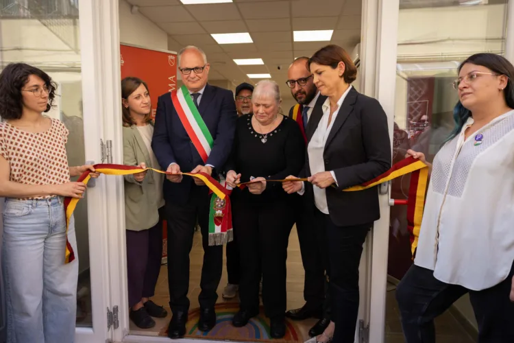 INAUGURATO IL CENTRO ANTIVIOLENZA “MANUELA PETRANGELI”: UN NUOVO PRESIDIO PER I DIRITTI DELLE DONNE, NATO DALLA COPROGETTAZIONE TRA ROMA CAPITALE E TERZO SETTORE 1 2 1