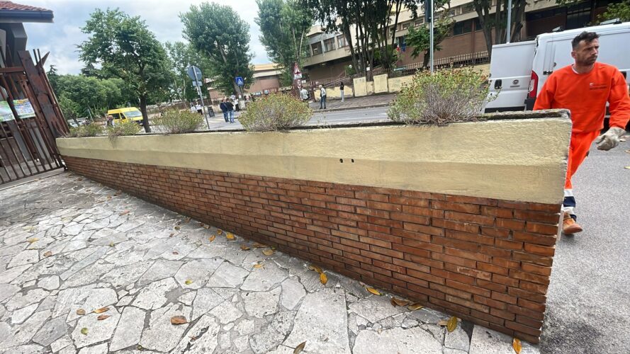 STRADA SCOLASTICA IMBRATTATA MA SUBITO RIPULITA DALL’AMMINISTRAZIONE COMUNALE. PRATELLI-PATANÈ: "GESTO STUPIDO E VIGLIACCO 1 2