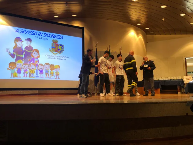 LA POLIZIA DI STATO INCONTRA I GIOVANI STUDENTI A CAGLIARI 3 Foto 5