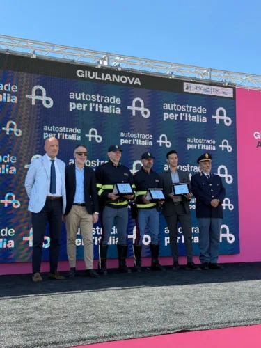 POLIZIA DI STATO E AUTOSTRADE PER L’ITALIA: INSIEME AL GIRO D’ITALIA PER LA QUATTORDICESIMA EDIZIONE DEGLI “EROI DELLA SICUREZZA” 2 Foto premiazione 3
