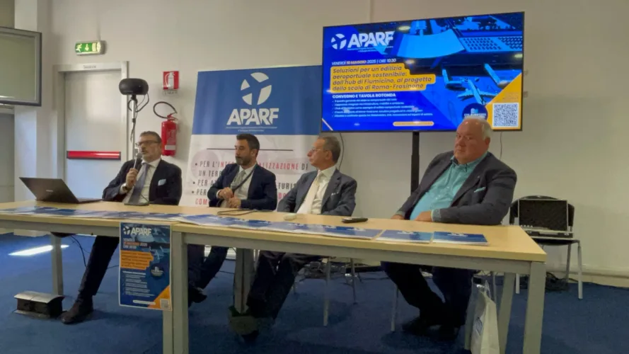 Fiera di Roma, focus sul futuro sostenibile dell’aviazione: Gianluca Quadrini, ANCI Lazio, interviene al convegno sull’edilizia aeroportuale portando anche il saluto della Provincia di Frosinone come Presidente del Consiglio 2 PHOTO 2025 05 16 17 05 38