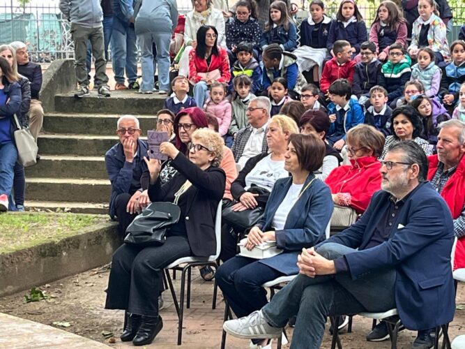 Il Presidente del Consiglio Provinciale di Frosinone Quadrini, all’incontro “Raccontami, Nonna” con l’autrice Maria Altomare Rubino a Sora 2 PHOTO 2025 05 20 14 51 57