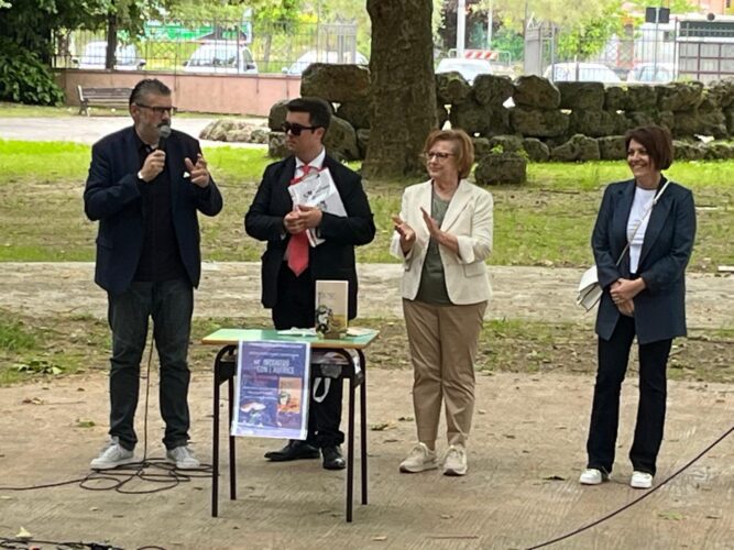 Il Presidente del Consiglio Provinciale di Frosinone Quadrini, all’incontro “Raccontami, Nonna” con l’autrice Maria Altomare Rubino a Sora 1 PHOTO 2025 05 20 14 52 16