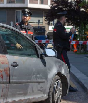 L'auto, davanti all'Ospedale Fatebenefratelli di Milano, da cui è sceso il 13enne egiziano accoltellato due settimane fa