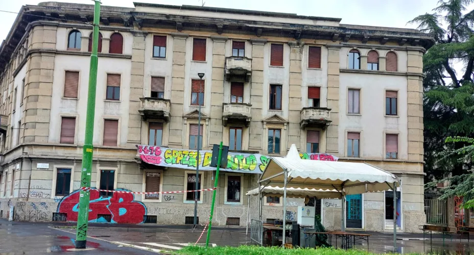 MILANO, FESTA NO-GLOBAL IN P.LE STUPARICH, DE CORATO: «DA OGGI FESTEGGIANO CON DISAGI IN CITTA’ IN STABILE OCCUPATO ABUSIVAMENTE DAL 2013 OLTRE AD ALTRI 9 E COMUNE STA A GUARDARE»! 1 foto 3