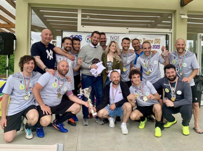 A Chianciano Terme si è svolta la decima edizione del torneo nazionale di calcio a 5 per infermieriNightingoal 2025, quando gli infermieri scendono in campo Presente anche OPI Siena, tra patrocinio e premiazioni 1 opi siena squadra campione 1