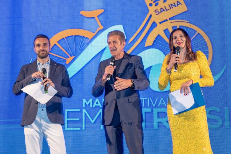 Premiato al Marefestival Salina con una standing ovation del pubblico 1 02 Ezio Greggio al Marefestival