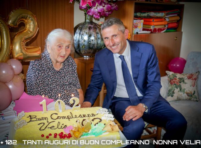 Guidonia - Auguri a nonna Velia per i suoi 102 anni - omaggio floreale del sindaco Avv. Mauro Lombardo 1 2N3A8063