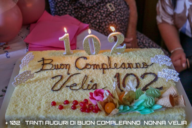 Guidonia - Auguri a nonna Velia per i suoi 102 anni - omaggio floreale del sindaco Avv. Mauro Lombardo 2 2N3A8070