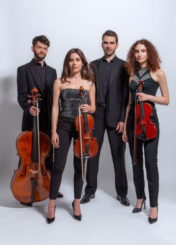 “Nemici come prima” di Gianni Clementi inaugura il Festival Castello d’Estate al Castello di Lunghezza tra risate, musica e brindisi 1 Quartetto