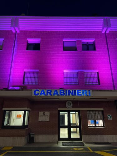 POGGIO MIRTETO: I CARABINIERI INAUGURANO UNA SALA DI ASCOLTO PROTETTO E UN’AREA GIOCHI PER MINORI VITTIME DI VIOLENZA DOMESTICA 1 luce rosa
