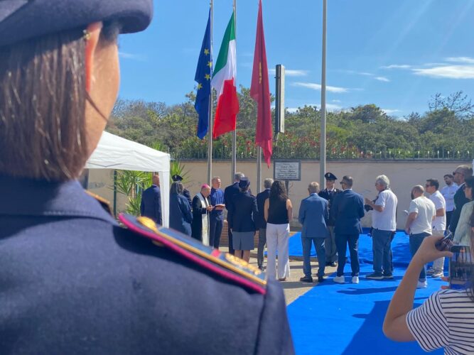 Questura di Caserta: al Commissariato di pubblica sicurezza di Castel Volturno l’intitolazione del piazzale alle vittime del dovere della Polizia di Stato 2 WhatsApp Image 2025 07 10 at 17.54.431