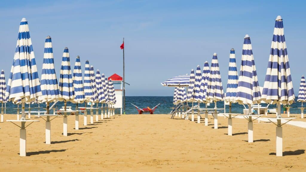 Caro spiagge, arriva la proposta di legge: “Il 70% diventi libero e gratuito” Caro spiagge, arriva la proposta di legge: “Il 70% diventi libero e gratuito”