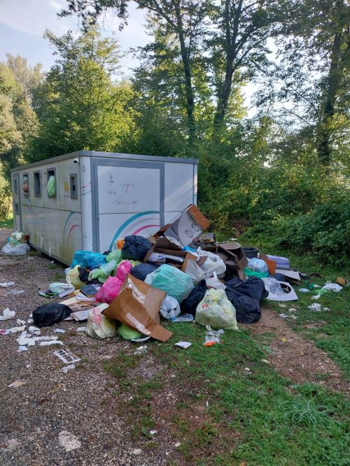 Sempre più degrado nella zona turistica di Retafani Sempre più degrado nella zona turistica di Retafani