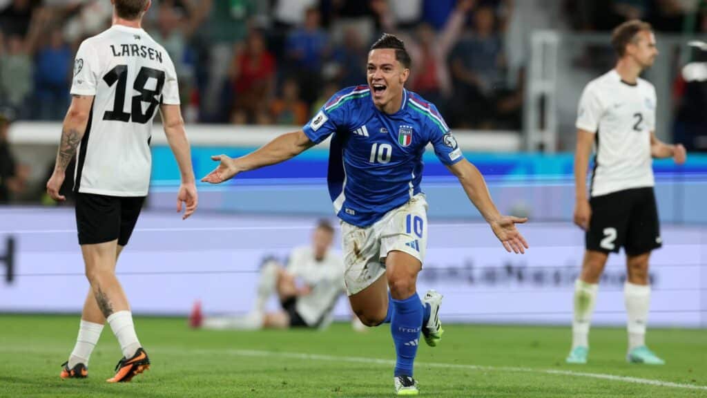 Qualificazioni Mondiali 2026, l’Italia ne fa 5 all’Estonia. La prima di Gattuso nel segno di Retegui e Kean Qualificazioni Mondiali 2026, l’Italia ne fa 5 all’Estonia. La prima di Gattuso nel segno di Retegui e Kean