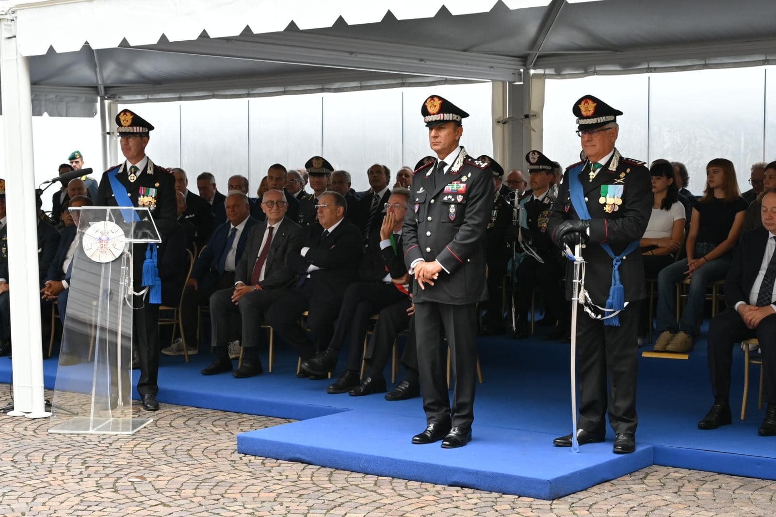 AVVICENDAMENTO AL COMANDO INTERREGIONALE CARABINIERI “OGADEN” DI NAPOLI, ALLA PRESENZA DEL COMANDANTE GENERALE DELL’ARMA, TRA IL GEN. C.A. MARCO MINICUCCI E IL GEN. C.A. NICOLA MASSIMO MASCIULLI AVVICENDAMENTO AL COMANDO INTERREGIONALE CARABINIERI “OGADEN” DI NAPOLI, ALLA PRESENZA DEL COMANDANTE GENERALE DELL’ARMA, TRA IL GEN. C.A. MARCO MINICUCCI E IL GEN. C.A. NICOLA MASSIMO MASCIULLI