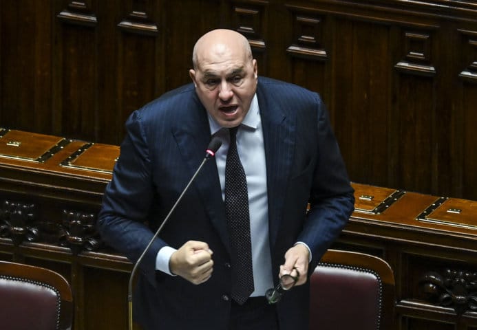 Flotilla, Crosetto: “Siamo lì per tutela, non per fare la guerra. In acque Israele nessuno potrà garantire la sicurezza”. Partita una seconda nave Flotilla, Crosetto: “Siamo lì per tutela, non per fare la guerra. In acque Israele nessuno potrà garantire la sicurezza”. Partita una seconda nave