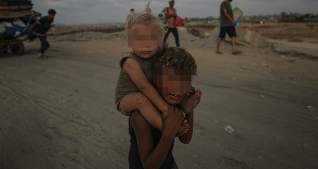 Prima e dopo, ecco dove sono ora i fratellini simbolo della guerra a Gaza Prima e dopo, ecco dove sono ora i fratellini simbolo della guerra a Gaza