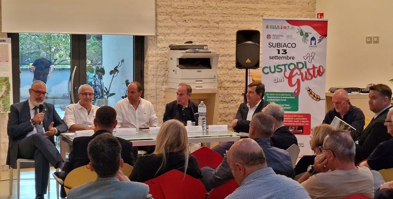 Presentato il libro “Dalla Terra alla Tavola” Presentato il libro “Dalla Terra alla Tavola”