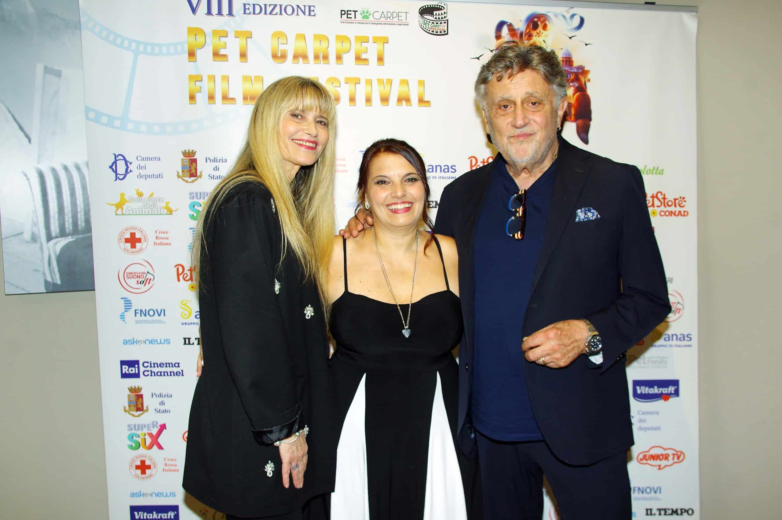 A vincere l’ottava edizione del Pet Carpet Film Festival Giubileo Edition 2025 è l’inclusione con “Enzo, lui vede con il cuore”. Trionfo di emozioni e solidarietà al Festival del Cinema per gli animali. A vincere l'ottava edizione del Pet Carpet Film Festival Giubileo Edition 2025 è l’inclusione con "Enzo, lui vede con il cuore".