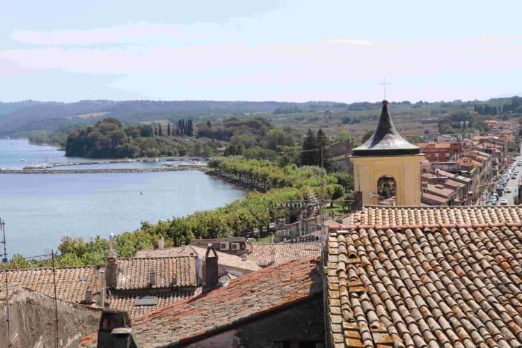 Tuscia: Turismo e Commercio come motore di rinascita economica 2 Uno scorcio di panorama dai tetti di Marta