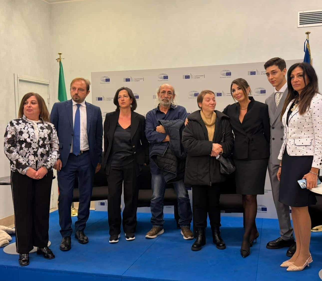 Premi istituzionali, impegno contro il bullismo e arte civile: Luigi Zeno protagonista al Parlamento Europeo insieme alla famiglia di Paolo Mendico.
