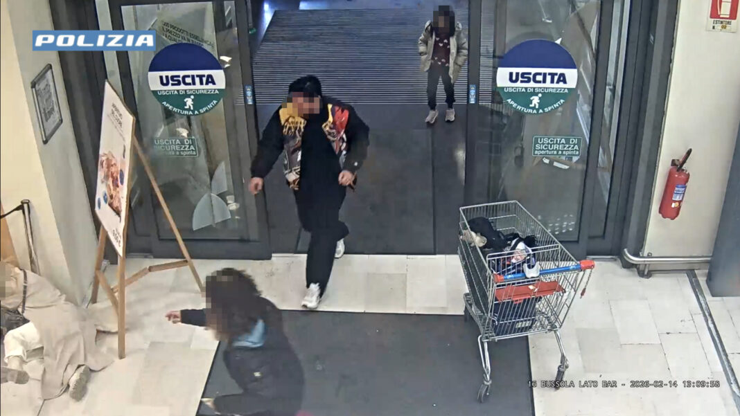 Aggredisce una bimba e tenta di sottrarla alla madre: arrestato dalla Polizia di Stato Aggredisce una bimba e tenta di sottrarla alla madre: arrestato dalla Polizia di Stato
