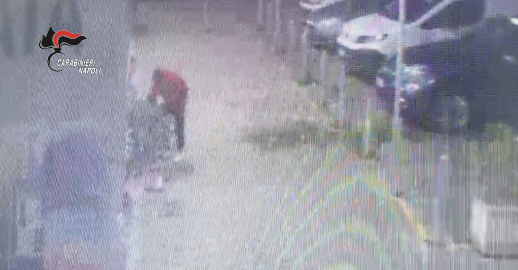 Caivano: “Questo non è tuo figlio, dammelo!”. Tenta di rapire un bambino al supermercato. Carabinieri arrestano 45enne Caivano: “Questo non è tuo figlio, dammelo!”. Tenta di rapire un bambino al supermercato. Carabinieri arrestano 45enne