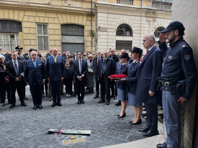 ROMA. QUESTURA: PIETRA D’INCIAMPO IN MEMORIA DI RICCARDO MARAFFA, GENERALE DEL DISCIOLTO CORPO DELLE GUARDIE DI P.S. 1 FOTO 5.jpg