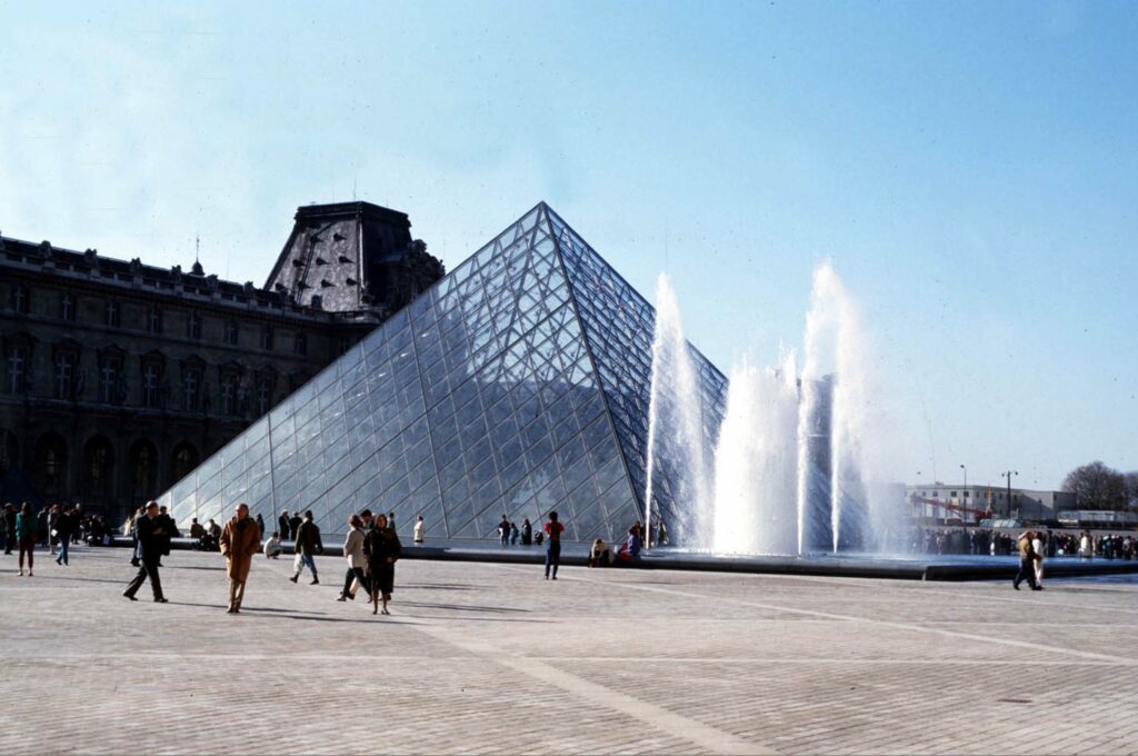 Louvre senza pace: nove arresti per una frode da 10 milioni di euro sui biglietti Louvre senza pace: nove arresti per una frode da 10 milioni di euro sui biglietti