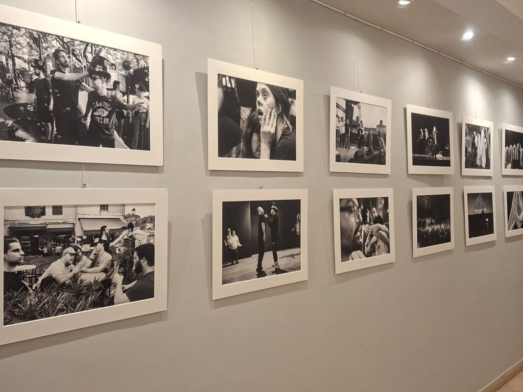 “Abracadown”: la storia del musical che ha cambiato lo sguardo dell’Italia, diventa una mostra fotografica con tanto di 