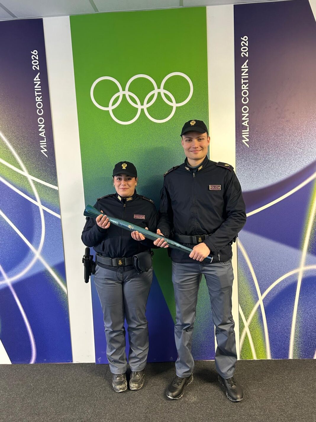 RITROVATA DALLA POLIZIA DI STATO LA COPIA DELLA FIAMMA OLIMPICA ESPOSTA NEL VILLAGGIO OLIMPICO RITROVATA DALLA POLIZIA DI STATO LA COPIA DELLA FIAMMA OLIMPICA ESPOSTA NEL VILLAGGIO OLIMPICO