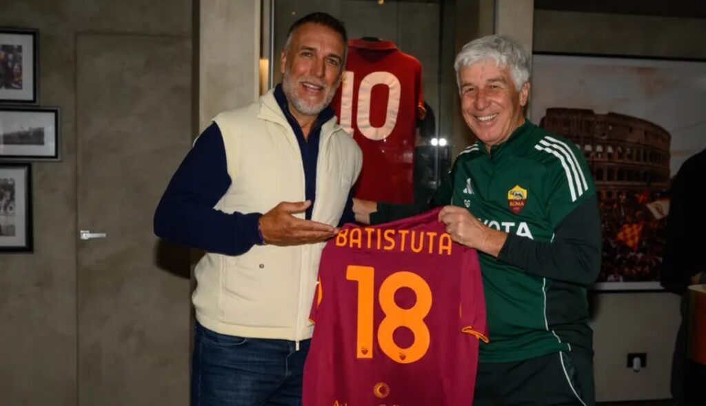 Batistuta in visita alla Roma: il Re Leone è tornato a Trigoria Batistuta in visita alla Roma: il Re Leone è tornato a Trigoria