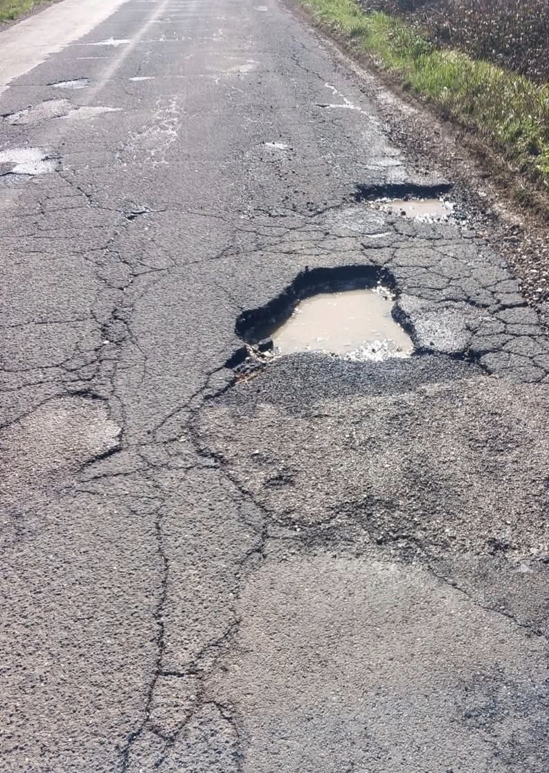 La vergogna delle strade piene di buche e voragini La vergogna delle strade piene di buche e voragini