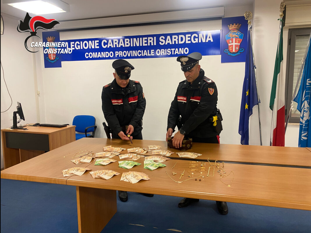 ORISTANO: LA “VERA” ARMA INTERVENUTA SUBITO DOPO L’ESTORSIONE: IN MANETTE I FINTI CARABINIERI AUTORI DI 2 COLPI ORISTANO: LA “VERA” ARMA INTERVENUTA SUBITO DOPO L’ESTORSIONE: IN MANETTE I FINTI CARABINIERI AUTORI DI 2 COLPI