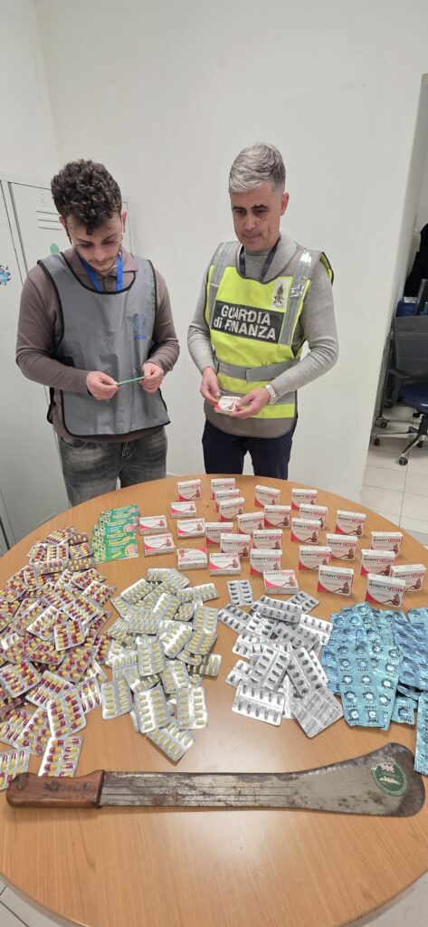 Atterra a Napoli con un machete e 2.000 pillole illegali: fermato a Capodichino Atterra a Napoli con un machete e 2.000 pillole illegali: fermato a Capodichino