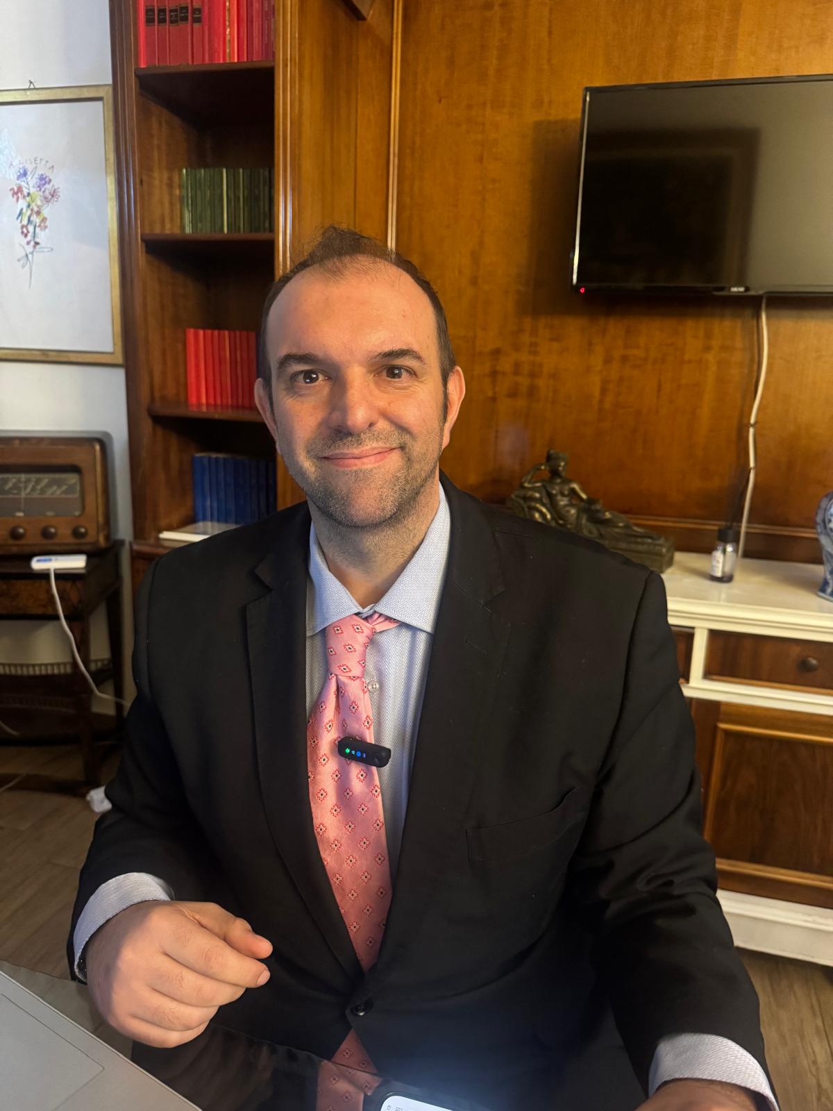 Roma. Italia 2.0, nasce il nuovo partito di centro: Ciasco punta su cattolici, giovani e astensione Alessio Ciasco presidente Italia 2.0 nel suo studio a Roma durante l’intervista