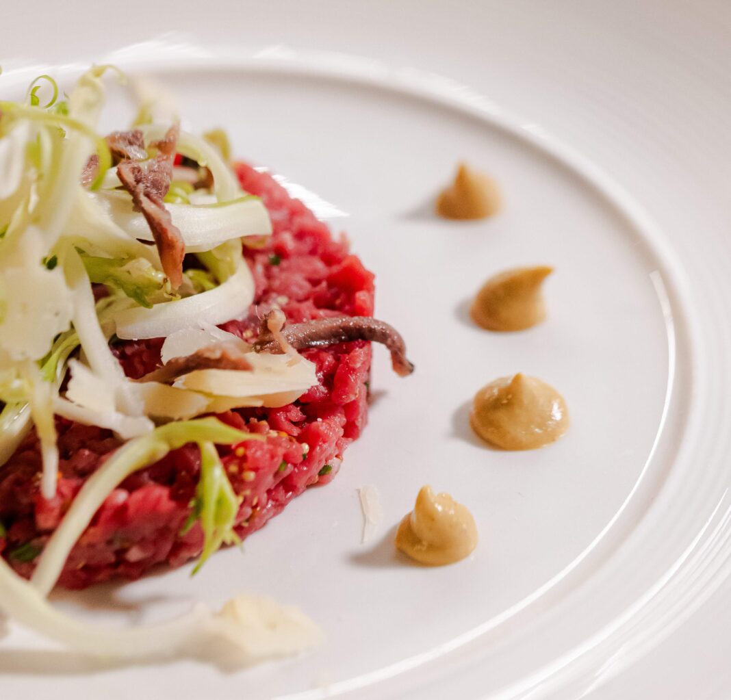 Battuta di Vitellone alla Senape antica con Puntarelle, Acciughe e Pecorino Battuta di Vitellone alla Senape antica con Puntarelle, Acciughe e Pecorino