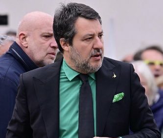 A Pontida i funerali di Umberto Bossi, Salvini contestato (insieme al Tricolore): “Molla la camicia verde, vergogna”. C’è la premier A Pontida i funerali di Umberto Bossi, Salvini contestato (insieme al Tricolore): “Molla la camicia verde, vergogna”. C’è la premier
