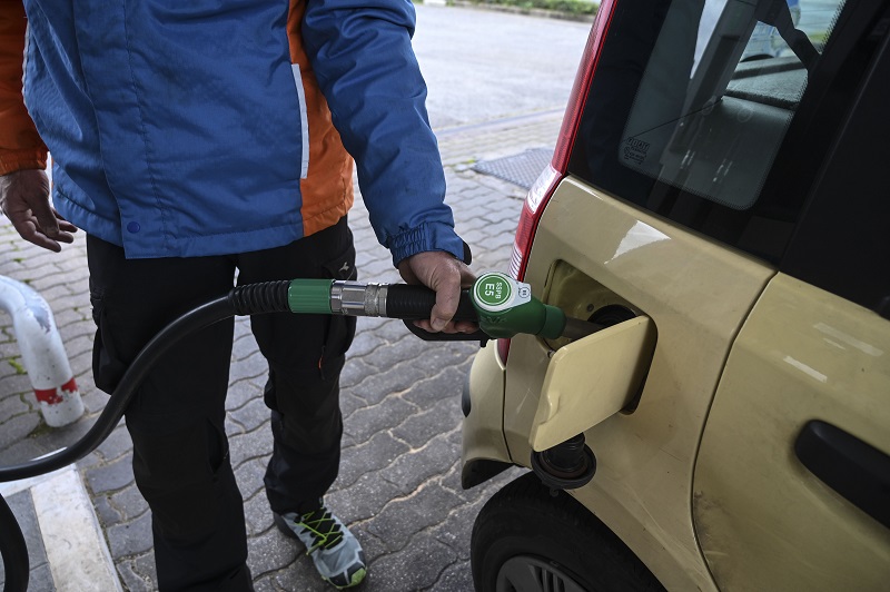 Carburanti, Mimit: “Quasi il 60% dei distributori ha ridotto i prezzi”. Quanto costano benzina e gasolio Carburanti, Mimit: “Quasi il 60% dei distributori ha ridotto i prezzi”. Quanto costano benzina e gasolio
