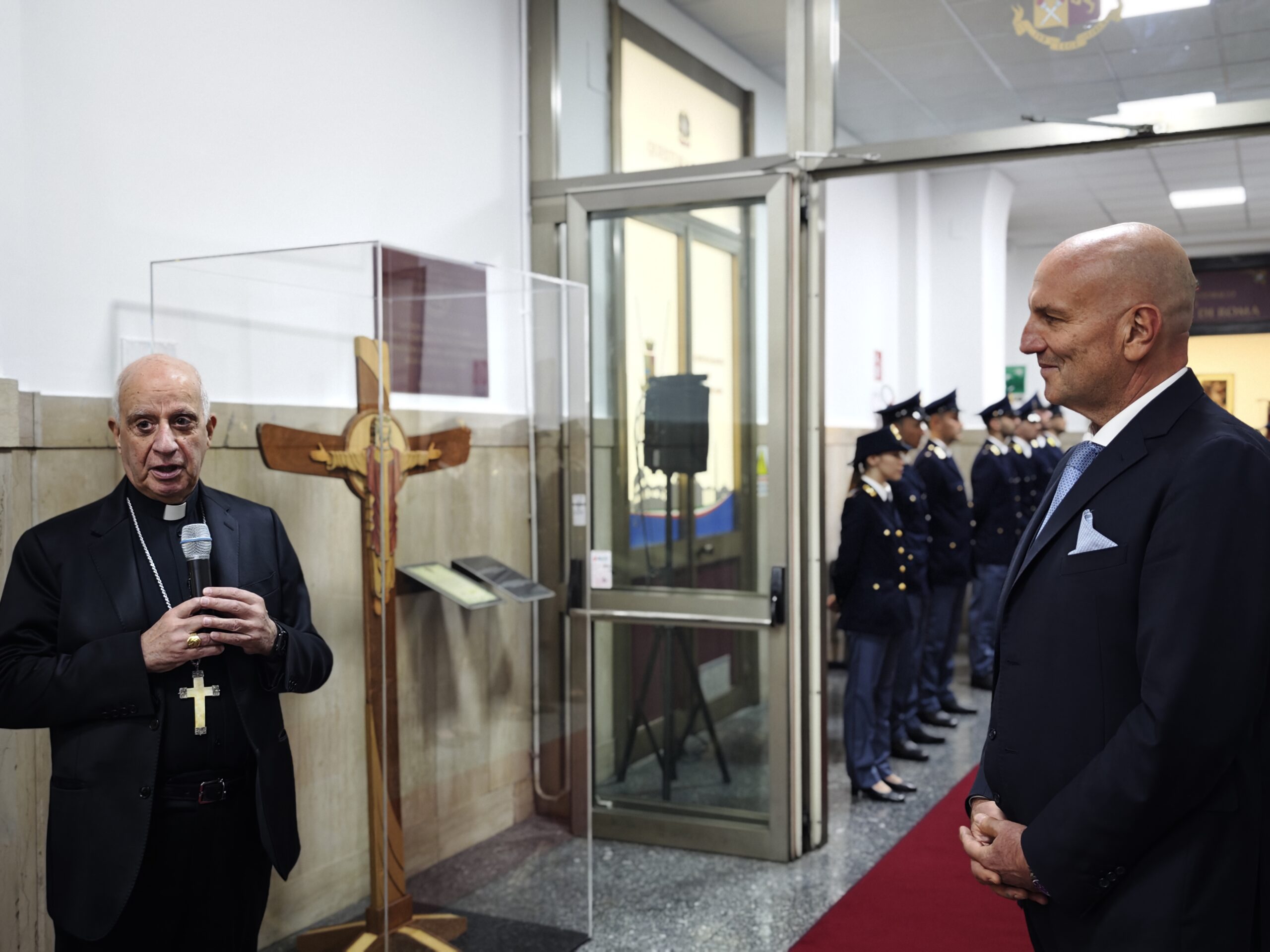 Roma. Croce Giubileo 2025 donata alla Questura: come cambia il segno dell’Anno Santo per la città Croce Giubileo 2025 donata alla Questura: come cambia il segno dell’Anno Santo per la città