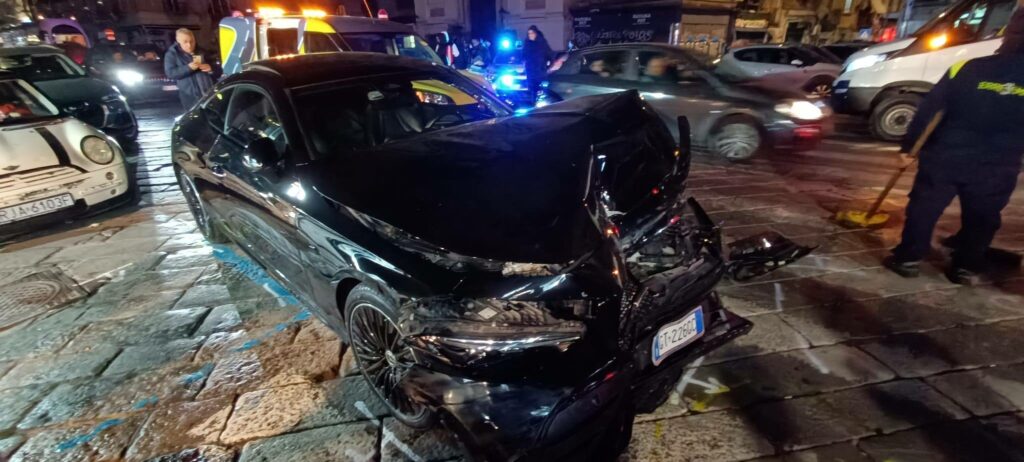 Travolge e uccide due donne che attraversano la strada: a Napoli arrestato 38enne positivo all’alcoltest Travolge e uccide due donne che attraversano la strada: a Napoli arrestato 38enne positivo all’alcoltest