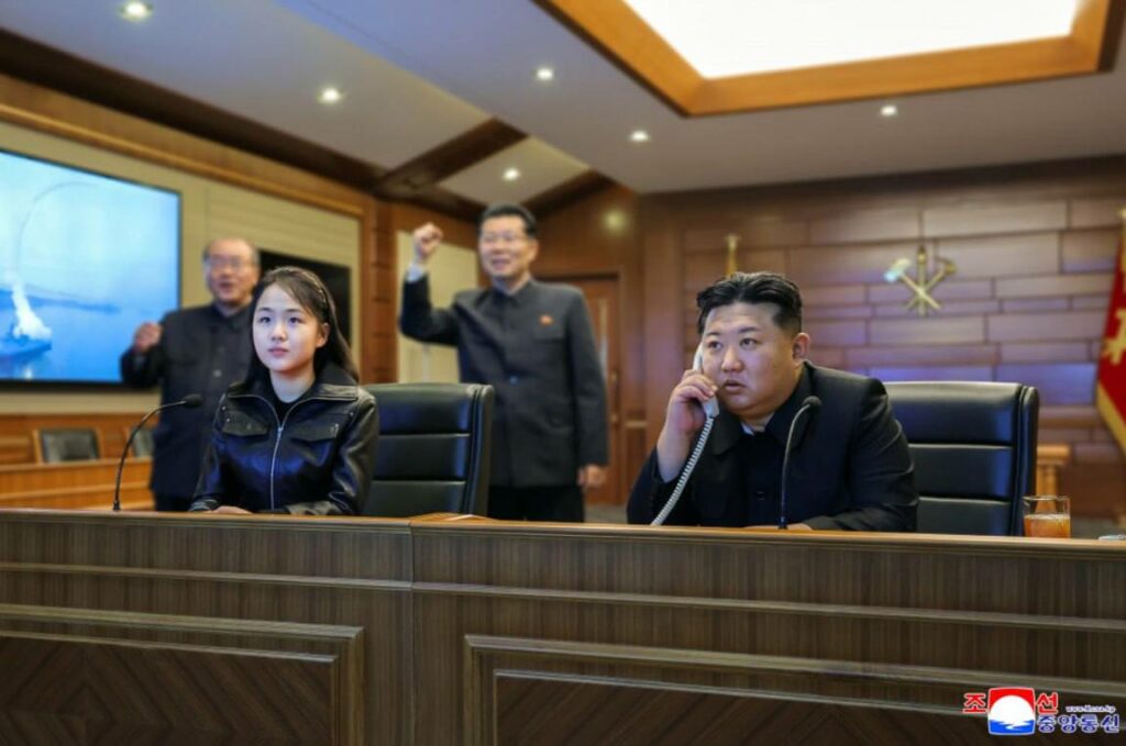 Anche la Corea del Nord ‘sfida’ Trump: lancio di missili verso il Mar del Giappone; Kim e la figlia 13enne spettatori dello ‘show’ Anche la Corea del Nord ‘sfida’ Trump: lancio di missili verso il Mar del Giappone; Kim e la figlia 13enne spettatori dello ‘show’