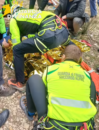 Notte di ricerche tra freddo e terreno impervio a Lisciano: Guardia di Finanza, Vigili del Fuoco, CNSAS e Polizia salvano una donna 78enne Foto: https://www.gdf.gov.it/