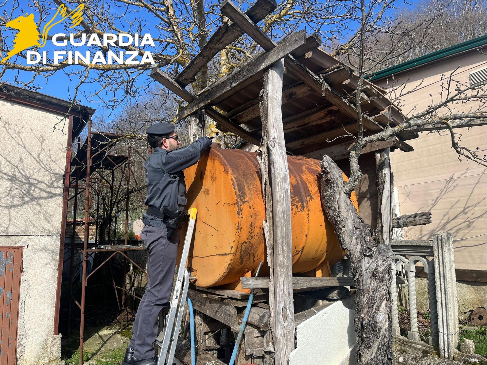 Gasolio agricolo usato senza diritto: denuncia a Rieti Sequestro di gasolio agricolo a Rieti: Guardia di Finanza durante i controlli su carburante agevolato in un contesto di caro carburanti