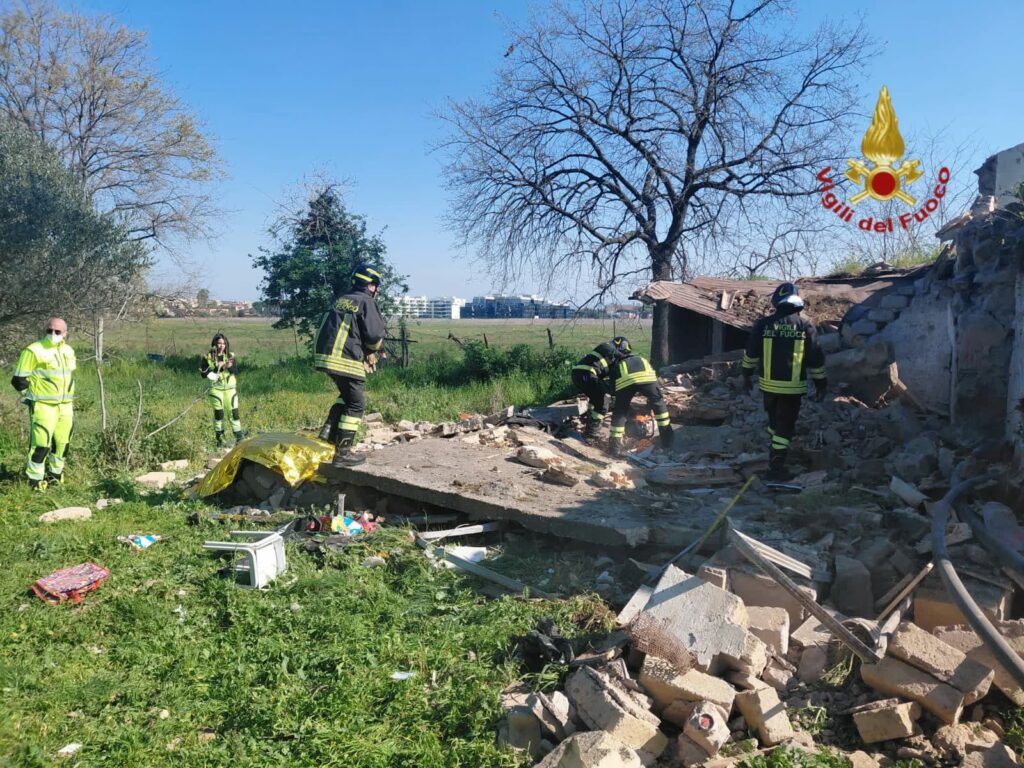 Caccia ai terroristi anarchici: indagine su possibili complici della coppia del casale esploso a Roma. Un arresto a Catania Caccia ai terroristi anarchici: indagine su possibili complici della coppia del casale esploso a Roma. Un arresto a Catania