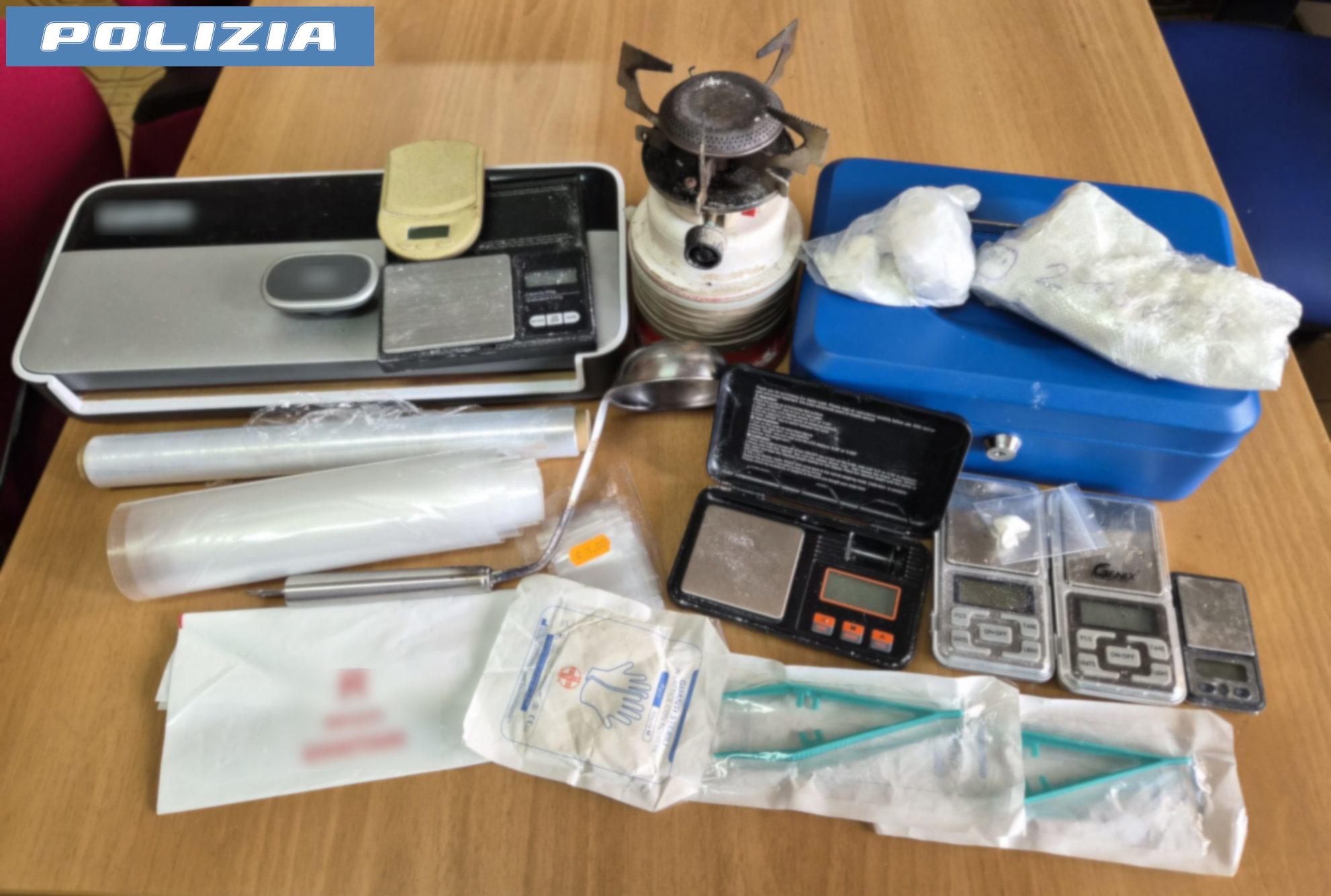 Torrevecchia droga, materiale sequestrato dalla Polizia: bilancini, fornelletto e strumenti per la lavorazione del crack nel box trasformato in raffineria