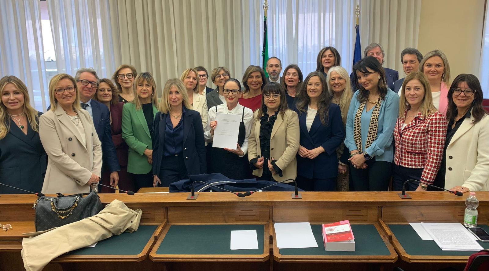 Femminicidio, ok unanime Commissione parlamentare su relazione sulla violenza economica di genere Femminicidio, ok unanime Commissione parlamentare su relazione sulla violenza economica di genere