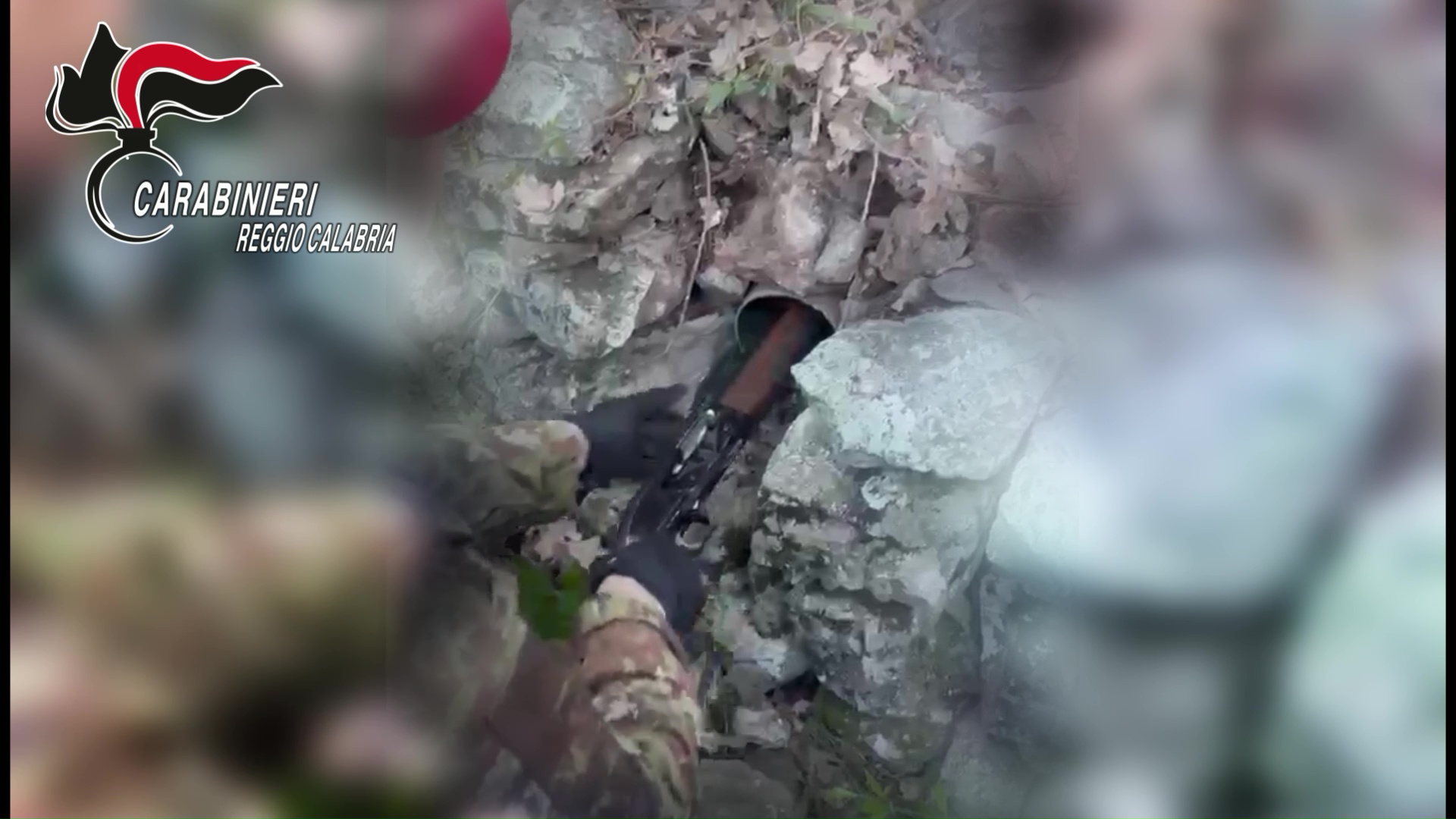 ASPROMONTE, ARMI NASCOSTE TRA LE PIETRE: I CARABINIERI SCOPRONO UN DEPOSITO CLANDESTINO PRONTO ALL’USO ASPROMONTE, ARMI NASCOSTE TRA LE PIETRE: I CARABINIERI SCOPRONO UN DEPOSITO CLANDESTINO PRONTO ALL’USO